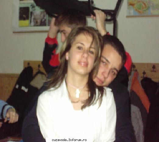 nu imi place poza asta ... am una singura in computer cu o colega ... :p nu sariti pe mine
